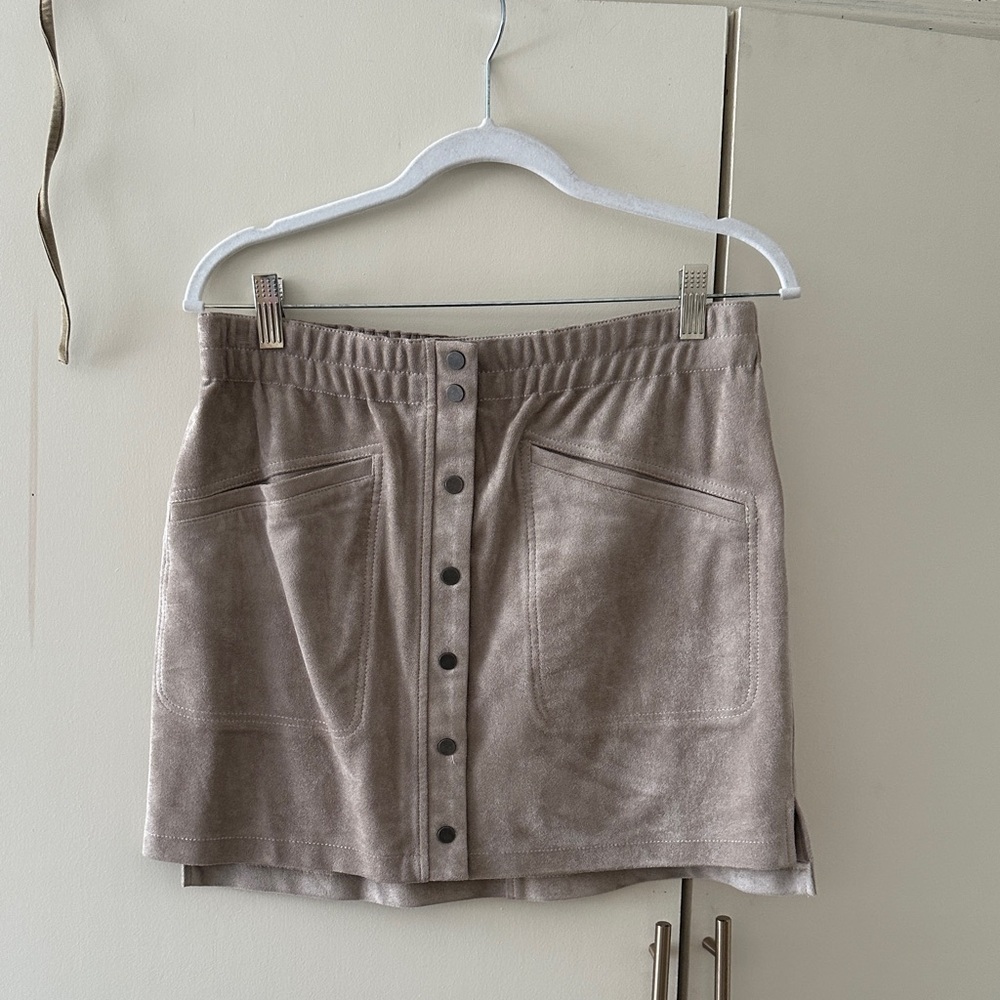 BCBGMaxAzria Taupe Button-Front Mini Skirt